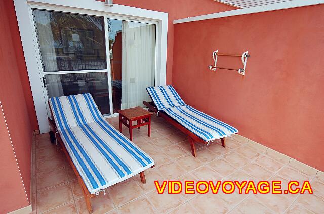 Cuba Varadero Blau Marina Varadero Deck chairs on the balcony and a support for drying towels ...