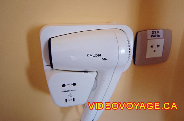 Cuba Varadero Blau Marina Varadero A socket 220 volts and the hair dryer that includes a socket 110 volt low power.