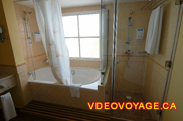 Cuba Varadero Blau Marina Varadero A shower bath and shower.