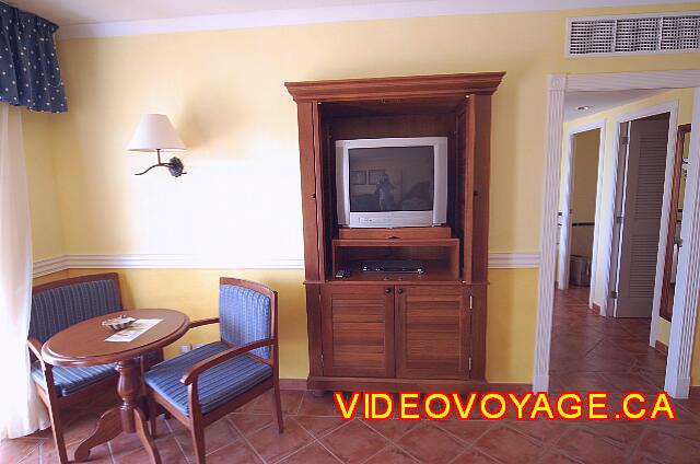 Cuba Varadero Blau Marina Varadero La televisión y la puerta de acceso al baño de dormitorio.