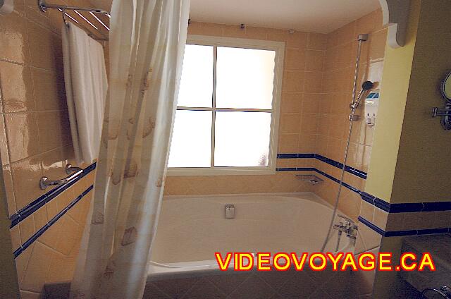 Cuba Varadero Blau Marina Varadero A large bathroom / shower with soap dispenser and shampoo.