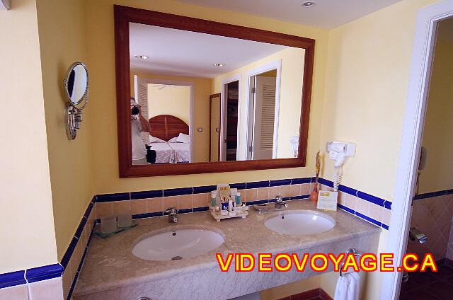 Cuba Varadero Blau Marina Varadero Le comptoir de la chambre de bain avec un grand mirroir et un éclairage puissant.