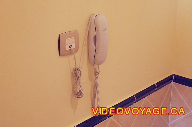 Cuba Varadero Blau Marina Varadero El teléfono en el baño de la habitación.