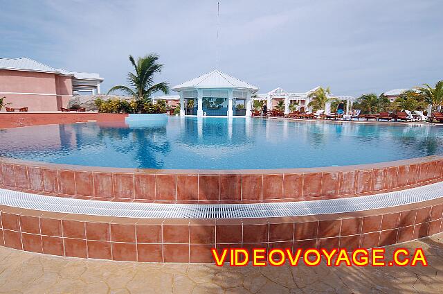 Cuba Varadero Blau Marina Varadero La piscina es más alta que la terraza que rodea.