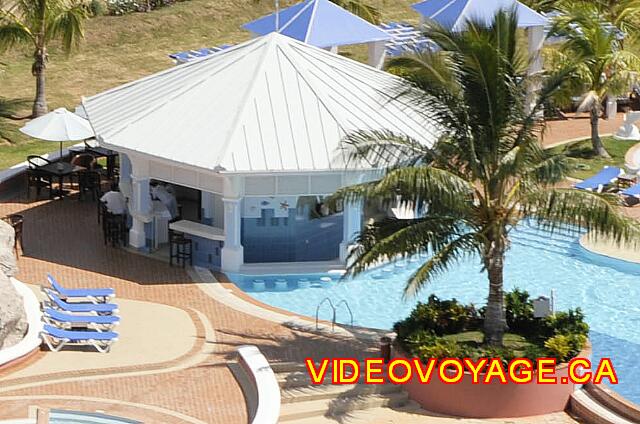 Cuba Varadero Blau Marina Varadero Una vista aérea del bar de la piscina Ensenada Cayo Libertad.