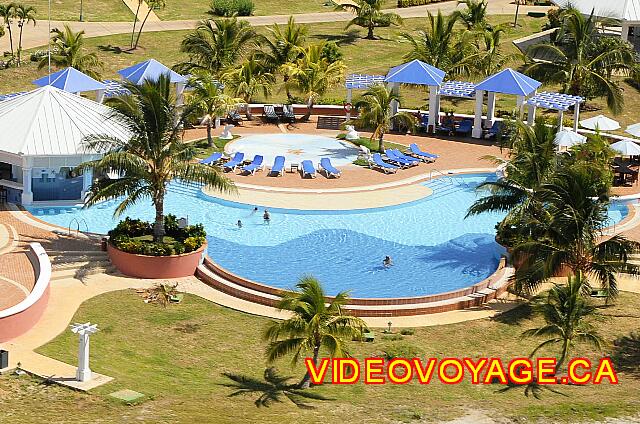 Cuba Varadero Blau Marina Varadero Una pequeña piscina con un bar situado en la piscina. La piscina está situada en la orilla del mar.