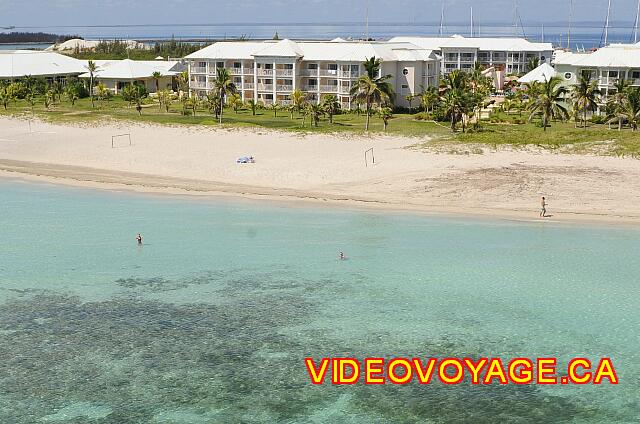 Cuba Varadero Blau Marina Varadero Todavía tiene los bañistas, pero hay un fondo de algas dentro de los 50 metros de distancia. Esta parte de la playa se encuentra en la parte trasera de los edificios que habritent habitaciones de la Sección 1.