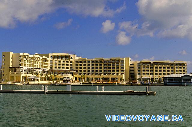 Cuba Varadero Melia Marina Varadero Un batiment en hauteur avec une très belle vue en haut.