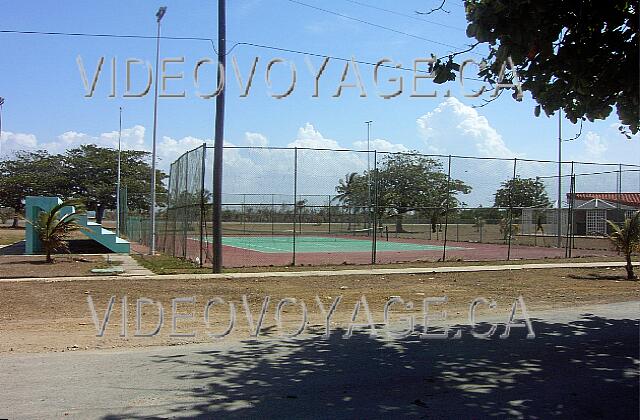 Cuba Varadero Oasis Islazul Una de las pistas de tenis en el otro lado de la calle. Hay varios, pero sólo uno está bien mantenido. Hotel Oasis era un hotel antes para el tenis.