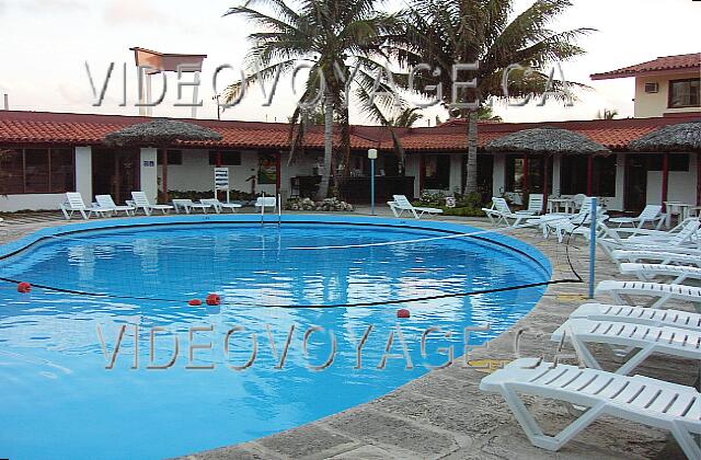 Cuba Varadero Oasis Islazul El hotel Oasis cuenta con una piscina construida en la década de 1950. Básicamente, el bar de la piscina.