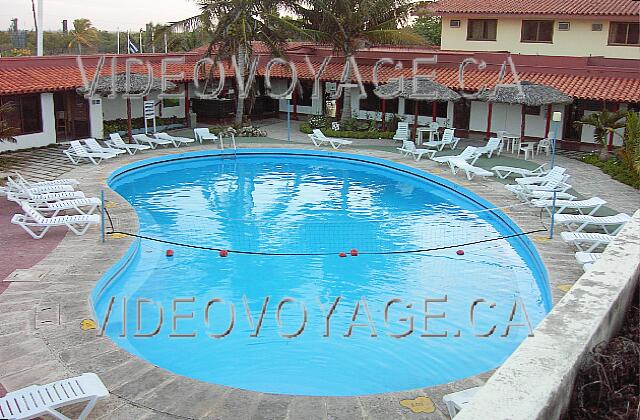 Cuba Varadero Oasis Islazul Una pequeña piscina con un par de tumbonas y sombrillas. Cuando la animación está presente, las actividades se organizan en la piscina.