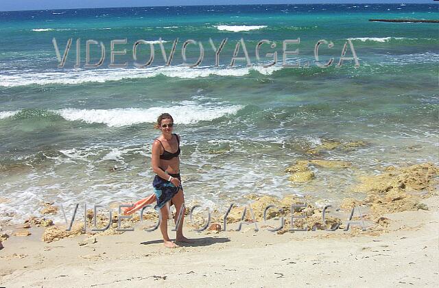 Cuba Varadero Oasis Islazul La playa justo detrás del hotel con muchas rocas.