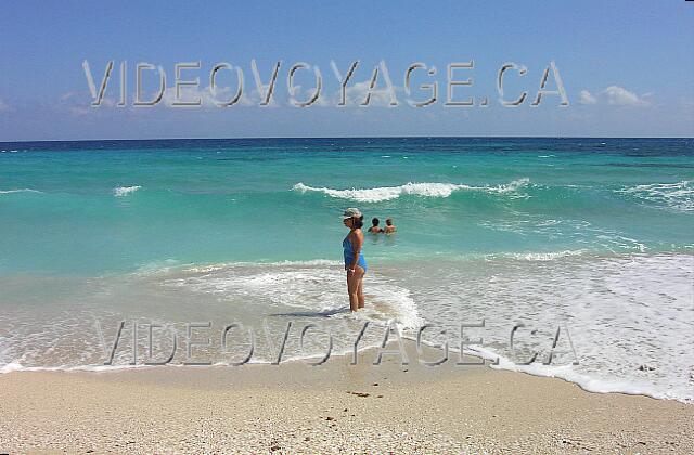 Cuba Varadero Oasis Islazul The descent into the sea is very fast. Here, customers have 10 meters from the edge of the water and waves épales will probably go over their heads!