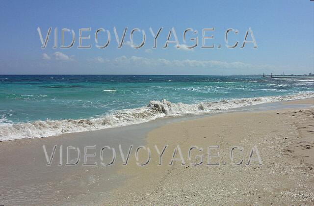 Cuba Varadero Oasis Islazul The waves are surprising strength. When beautiful day, there is little waves, it is nice to swim.