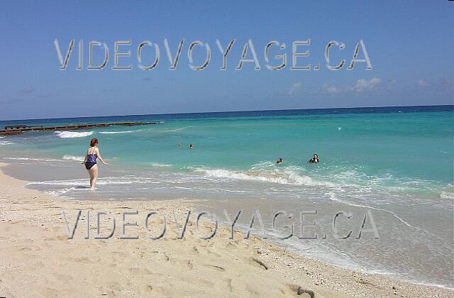 Cuba Varadero Oasis Islazul La arena en el mar va acompañada de pequeñas piedras redondas.