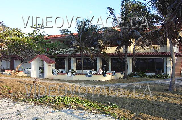 Cuba Varadero Oasis Islazul Une terrasse extérieur au restaurant buffet. La terrasse étant à moins de 20 mètres du début de la plage, une très belle vue.