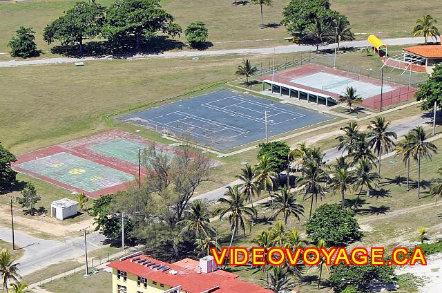 Cuba Varadero Oasis Islazul De nombreux terrains pour les sports, mais il n'y a qu'un terrain de tennis fonctionnel...