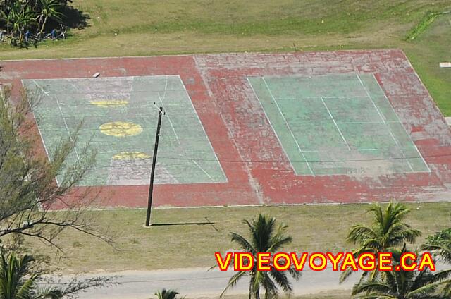 Cuba Varadero Oasis Islazul Un terrain de volleyball et un terrain tennis qui ne sont plus utilisé.  Il y a quelques années l'hôtel était spécialisé pour les groupes de tennis, mais cela n'a jamais réellement fonctionné...