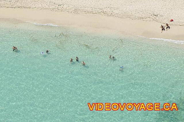 Cuba Varadero Oasis Islazul bathers are concentrated in the most beautiful area, but the slope is still quite strong. Swimmers do not stray more than 20 meters out.