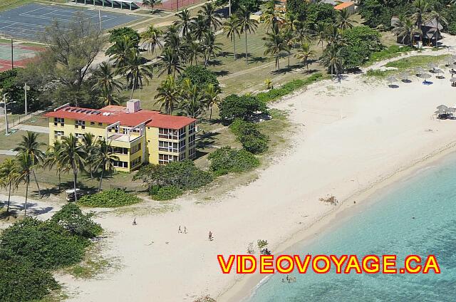 Cuba Varadero Oasis Islazul Un batiment avec de nombreuses fenêtres avec vue sur l'océan.