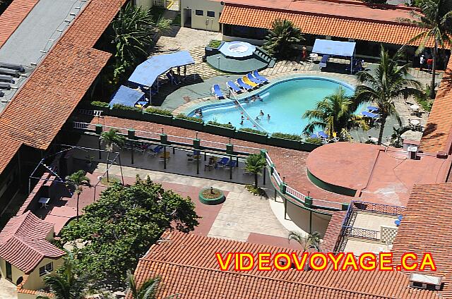 Cuba Varadero Oasis Islazul La piscina y el jacuzzi en el centro del hotel. Una piscina contruite en la década de 1950.