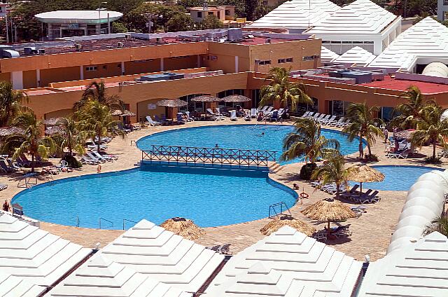Cuba Varadero Bellevue Palma Real Une vue aérienne de la piscine au centre du site.