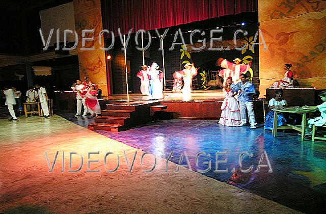 Cuba Varadero Paradisus Varadero De nombreux costumes, plusieurs danseurs dans la même chorégraphie, un bon spectacle.