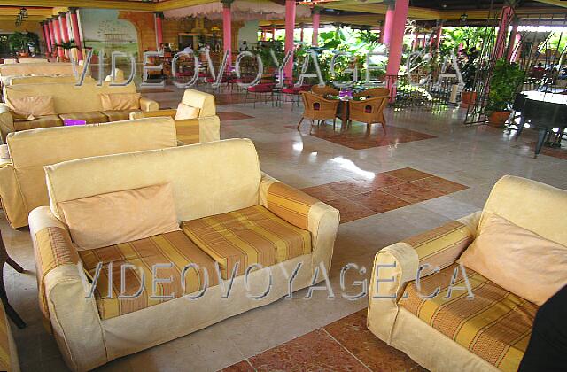 Cuba Varadero Paradisus Varadero De nombreux sofas dans sur une grande terrasse près du piano.