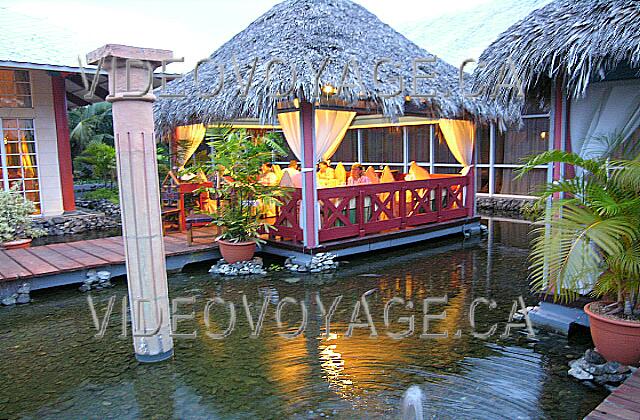 Cuba Varadero Paradisus Varadero Des ilots sur un étang, quelques tables par ilot. Un décors différent et agréable.