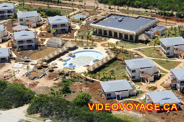 Cuba Varadero Paradisus Varadero Une petite piscine près de l'océan, avec plusieurs palapas...