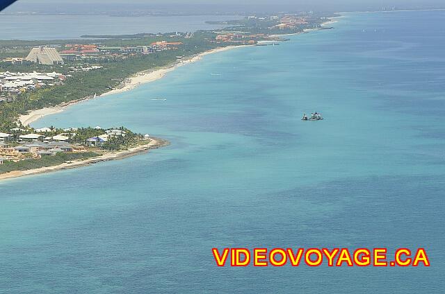 Cuba Varadero Paradisus Varadero Eastbound, no había playa, pero con la apertura de la sección de Royal, se construyó una playa. El barco en el centro de la fotografía toma la arena en la parte inferior de la bomba de agua en una tubería en la nueva playa, arena deja los restos de playa y arena.