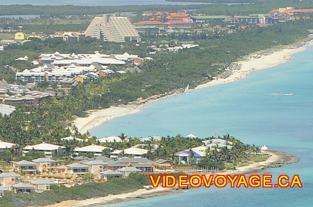 Cuba Varadero Paradisus Varadero Il y a plusieurs hôtels sur cette plage, donc plusieurs marcheurs sur la plage.