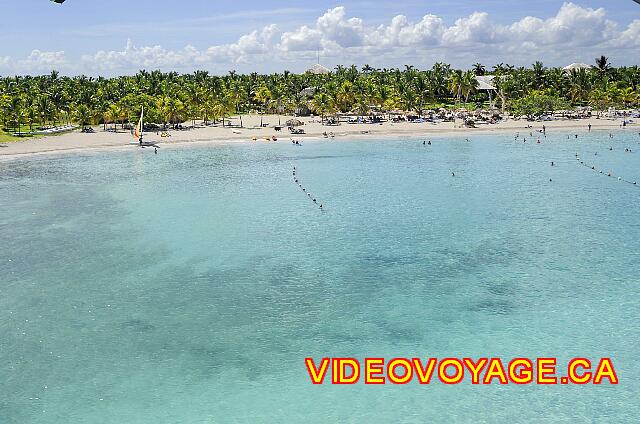 Cuba Varadero Paradisus Varadero Al comienzo de la playa, cerca de la zona de deportes acuáticos, hay un poco de algas pero entonces las algas desaparece, dando paso a solamente arena.