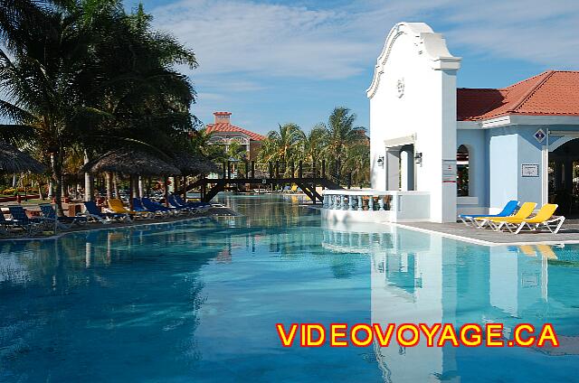 Cuba Varadero Playa Alameda Avec un balcon dans la piscine qui personalise la piscine.