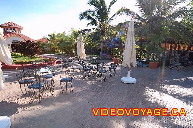 Cuba Varadero Playa Alameda A bar on a terrace between the lobby and an evening beach.