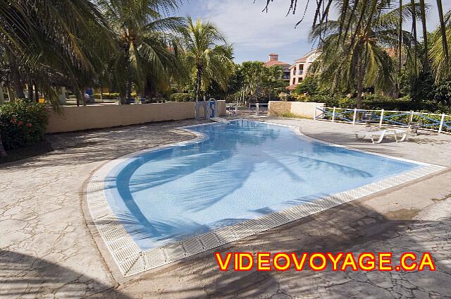 Cuba Varadero Playa Alameda Une piscine sans parasols et seulement une chaise longue.