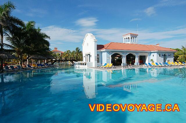 Cuba Varadero Playa Alameda Le bar, snack bar au centre de la piscine.