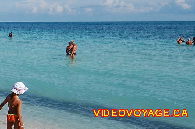 Cuba Varadero Playa Alameda Une pente faible. Avant que l'algue débute, il y a près de 1,25 mètre de profondeur