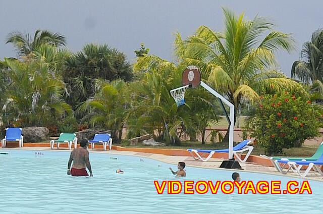 Cuba Varadero Bellevue Puntarena Playa Caleta Resort Un filet de basketball dans la piscine.