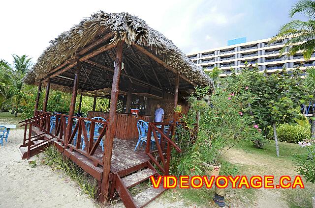 Cuba Varadero Bellevue Puntarena Playa Caleta Resort Un petit bar avec quelques tables.