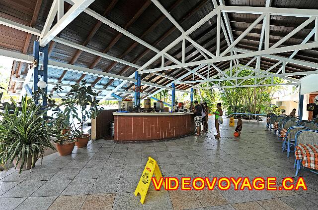 Cuba Varadero Bellevue Puntarena Playa Caleta Resort There is a counter outside the pool too.