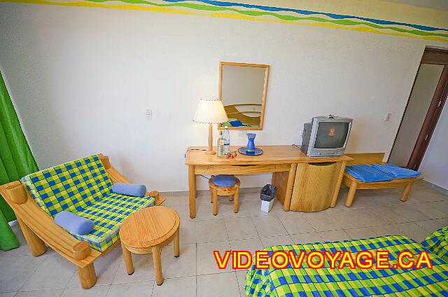 Cuba Varadero Bellevue Puntarena Playa Caleta Resort Une maquilleuse qui inclus un réfrigérateur et le téléviseur.
