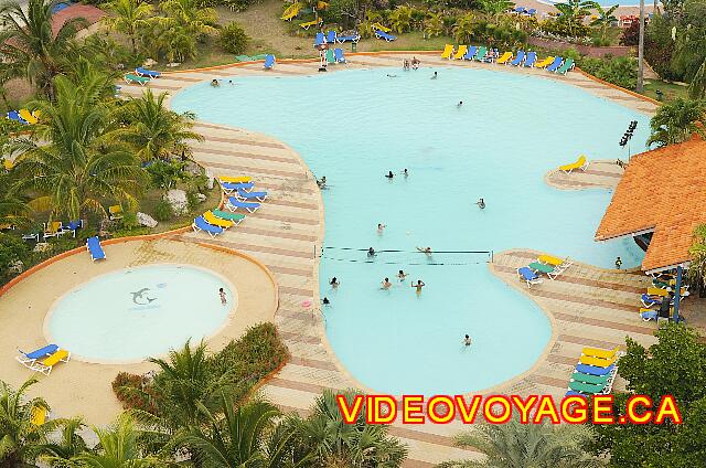 Cuba Varadero Bellevue Puntarena Playa Caleta Resort Une piscine avec quelques chaises longues, mais pas de parasol.