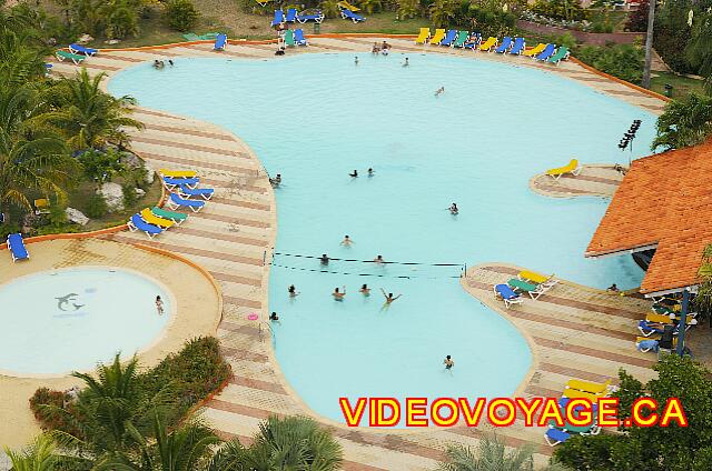 Cuba Varadero Bellevue Puntarena Playa Caleta Resort Avec un bar dans la piscine.