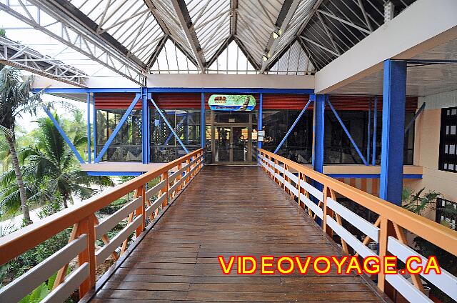 Cuba Varadero Bellevue Puntarena Playa Caleta Resort La entrada al restaurante buffet en el segundo piso, el bar está por debajo del puente.