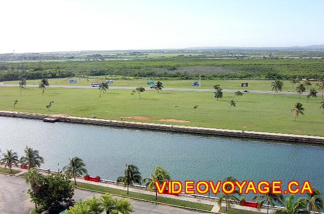 Cuba Varadero Bellevue Puntarena Playa Caleta Resort Le chemin de l'autre coté de la lagune.