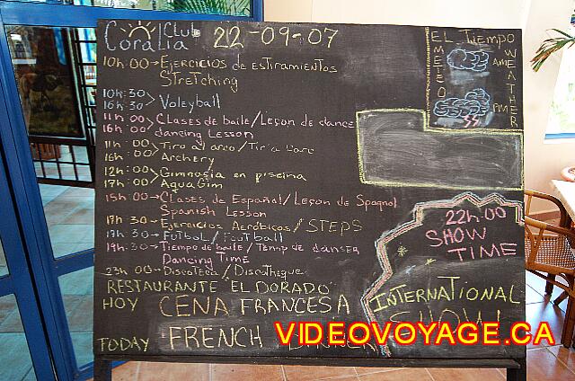Cuba Varadero Mercure Playa De Oro L'horaire d'animation est écrit à tout les jours sur un tableau à l'entrée du restaurant buffet.