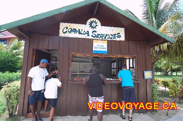 Cuba Varadero Mercure Playa De Oro La Casa Club para el regreso de toallas de playa está en el camino a la playa.