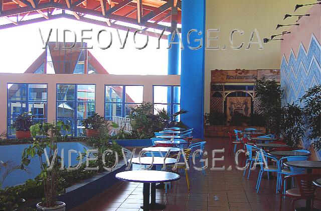 Cuba Varadero Mercure Playa De Oro Plusieurs tables à l'entrée du restaurant à la carte Varadero 1887.  Le Lobby bar est situé entre le restaurant buffet et un restaurant à la carte.  A gauche l'entrè et le batiment de la discothèque.