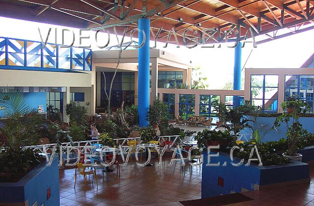 Cuba Varadero Mercure Playa De Oro Le Lobby bar sur 2 paliers, le palier du bas est utilisé pour l'orchestre et comme piste de danse.